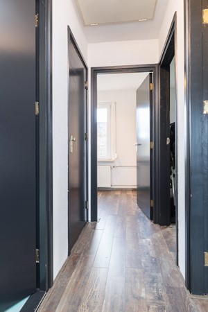 Foto - Verkocht onder voorbehoud: Rustig, aan verkeersluwe straat gelegen, goed onderhouden, half vrijstaande eengezinswoning met zolder, kelder, tuin, garage en
carport in Landgraaf